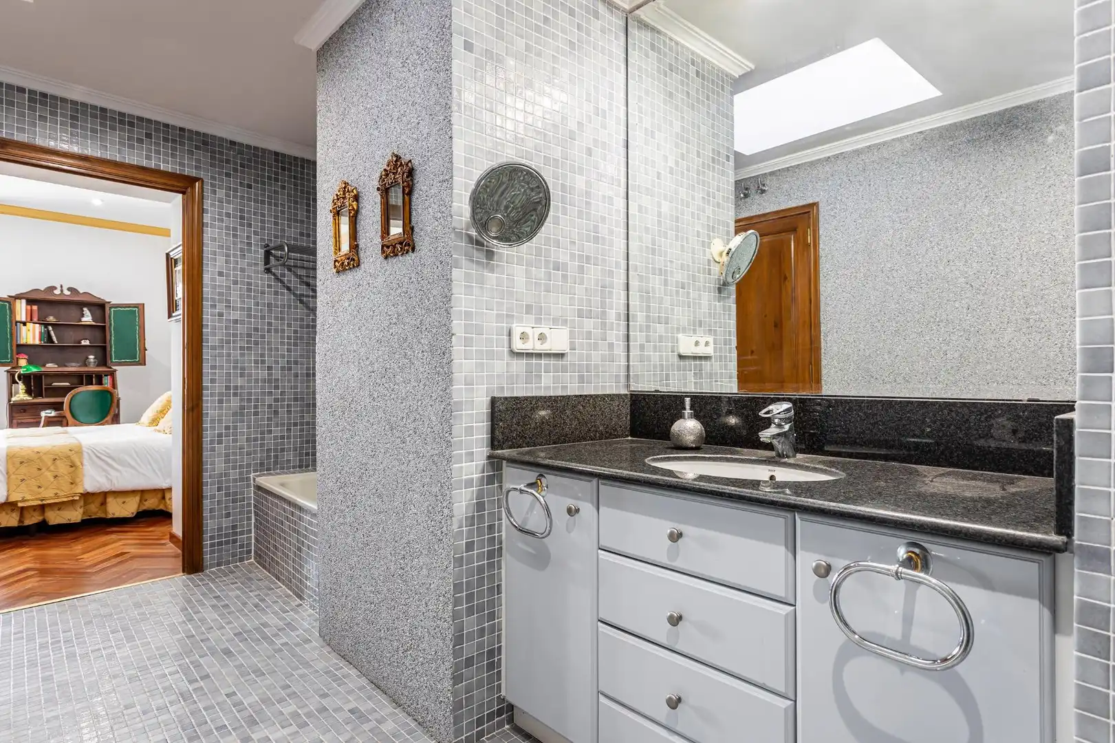 Bathroom of Houses for sale in Chiva  with Air Conditioner, Private garden and Terrace