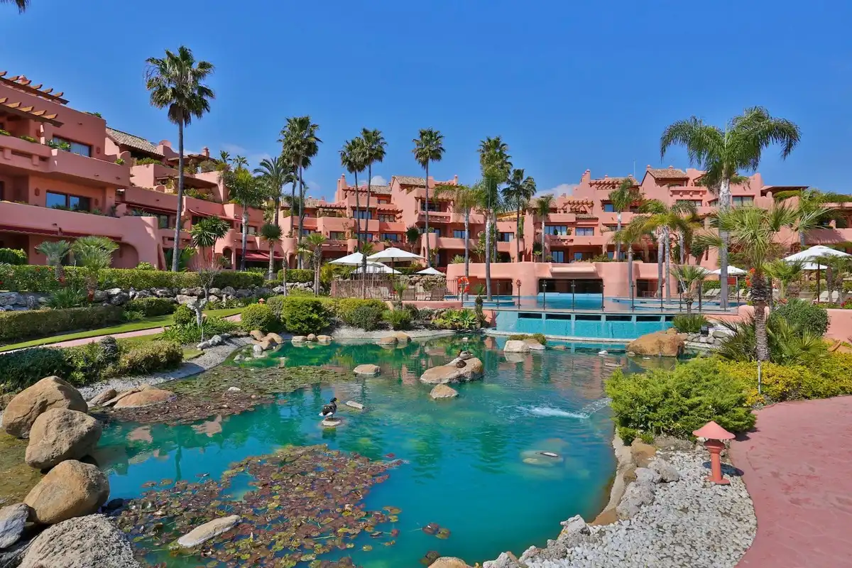Vista exterior de Planta baja de alquiler en Estepona con Aire acondicionado, Terraza y Piscina