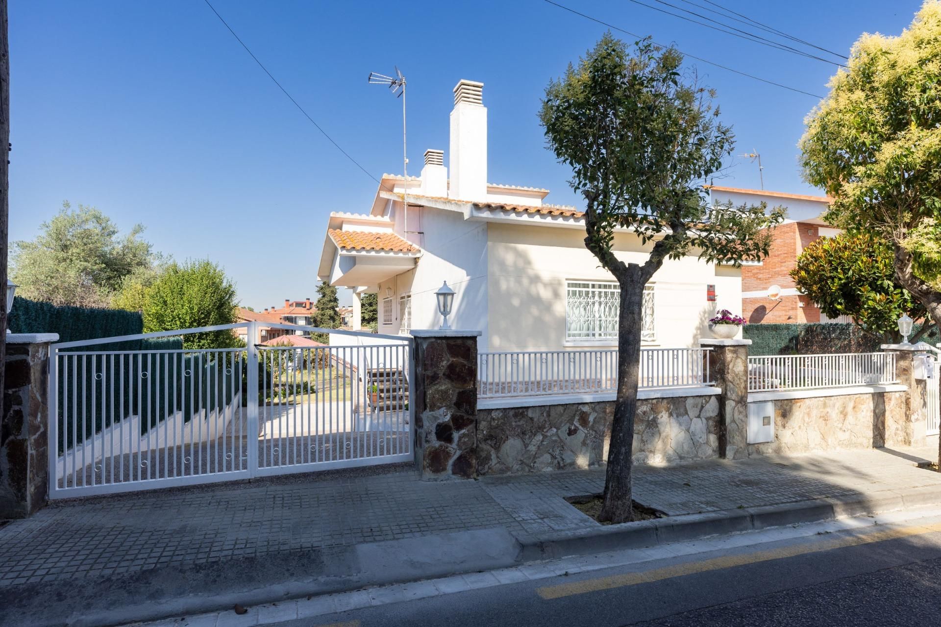 Vista exterior de Casa o xalet en venda en Sant Fost de Campsentelles amb Calefacció, Jardí privat i Terrassa