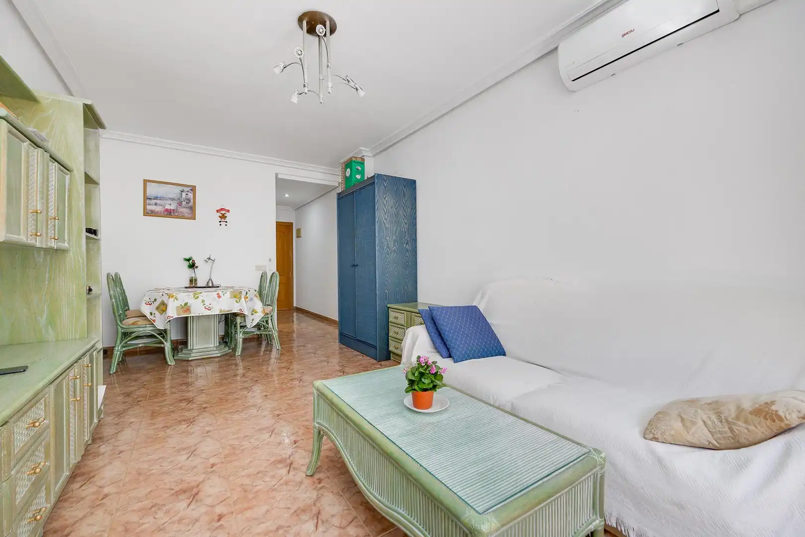 Sala d'estar de Apartament en venda en Torrevieja amb Aire condicionat i Terrassa