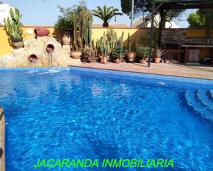 Piscina de Casa adosada en venda en Montequinto amb Aire condicionat, Terrassa i Piscina