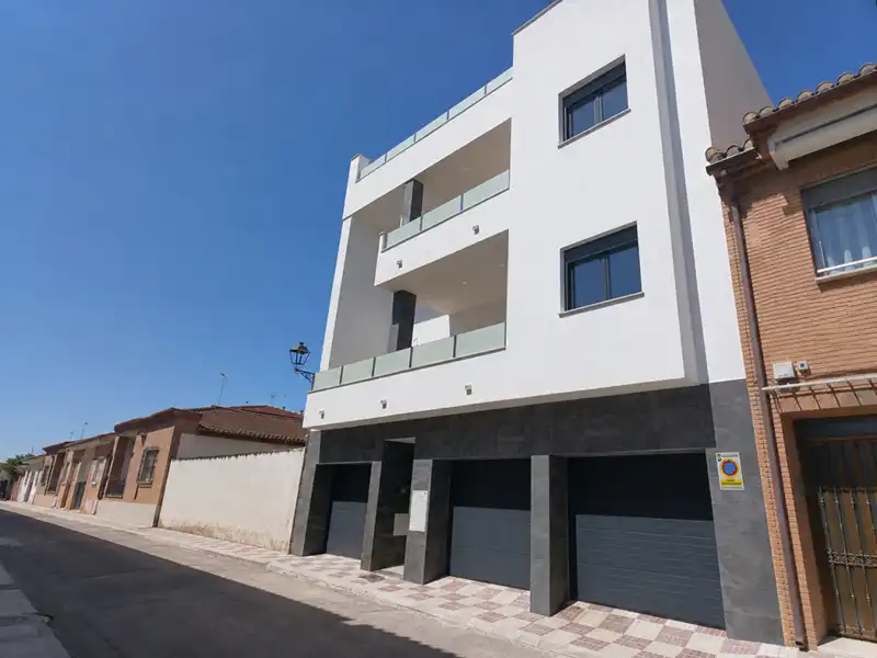 Vista exterior de Pis en venda en Churriana de la Vega amb Parquet, Terrassa i Traster