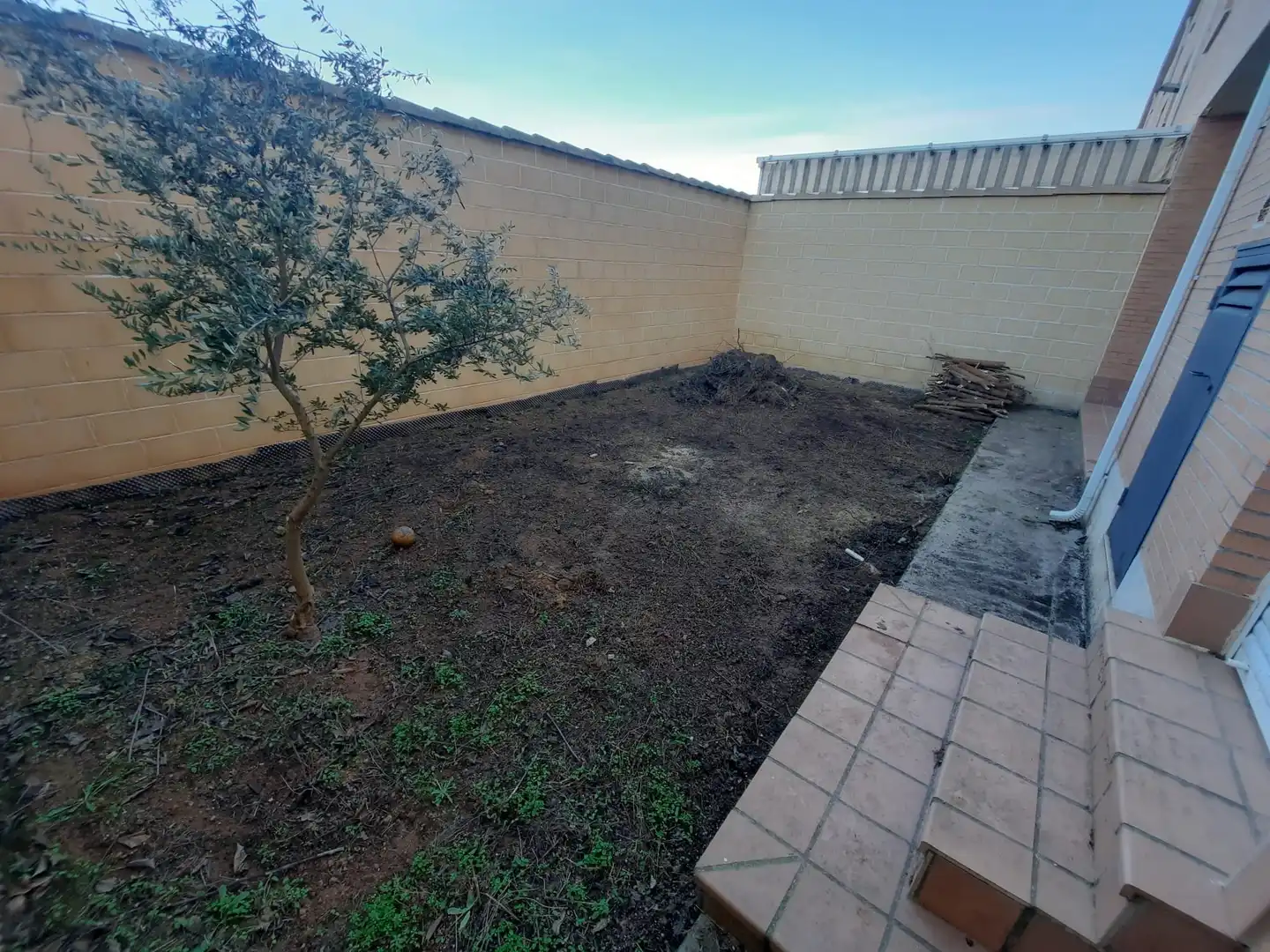 Garten von Einfamilien-Reihenhaus zum Verkauf in Lillo mit Heizung und Möbliert