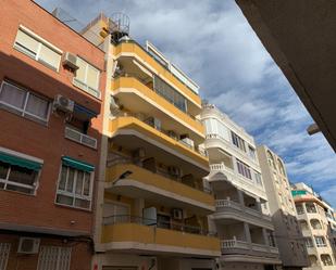 Vista exterior de Àtic en venda en Torrevieja amb Aire condicionat, Terrassa i Balcó