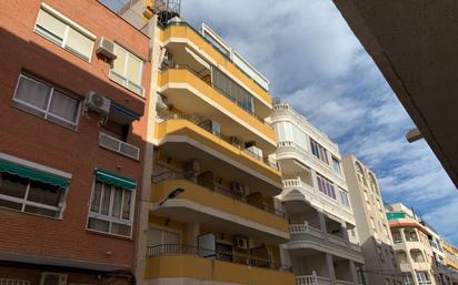 Vista exterior de Àtic en venda en Torrevieja amb Aire condicionat, Terrassa i Balcó