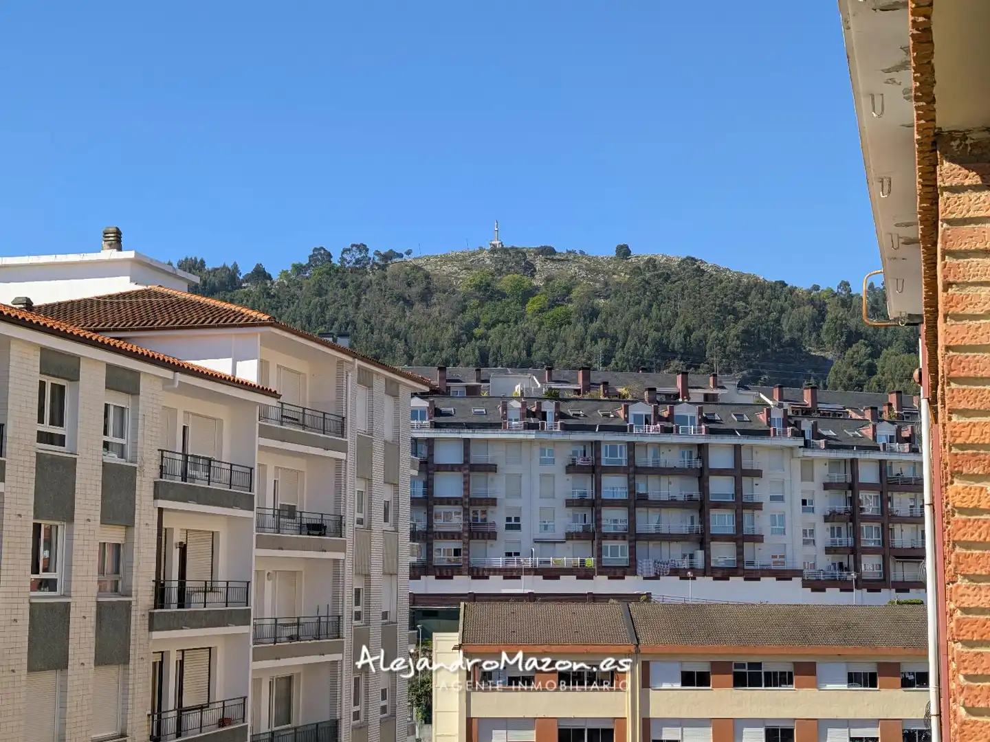 Vista exterior de Pis en venda en Castro-Urdiales amb Calefacció, Parquet i Terrassa