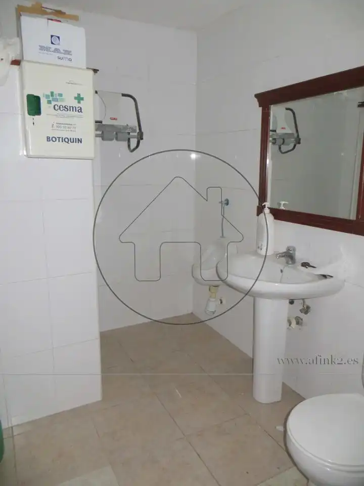 Badezimmer von Fabrikhallen zur Miete in Punta Umbría