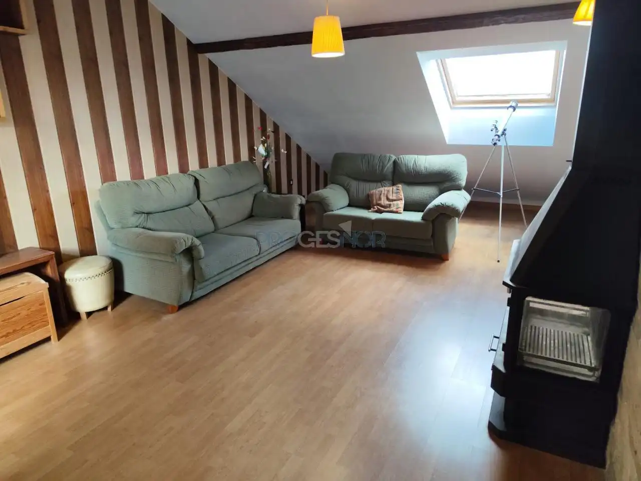 Sala d'estar de Casa adosada en venda en Valdefresno amb Calefacció, Jardí privat i Parquet