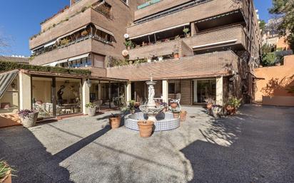 Vista exterior de Pis en venda en  Granada Capital amb Jardí privat, Traster i Piscina comunitària