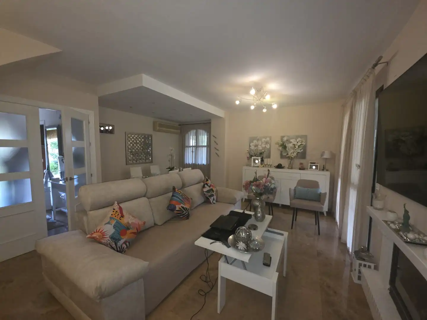 Sala de estar de Casa adosada en venta en Montequinto con Aire acondicionado, Calefacción y Jardín privado