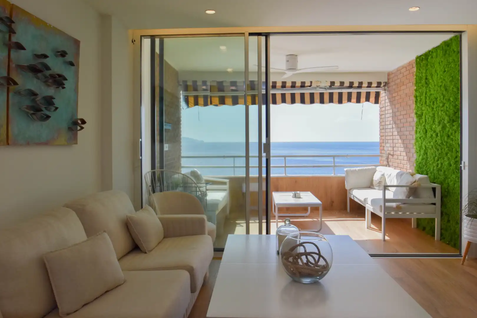 Living room of Flat for sale in Almuñécar  with Parquet flooring, Terrace and Furnished