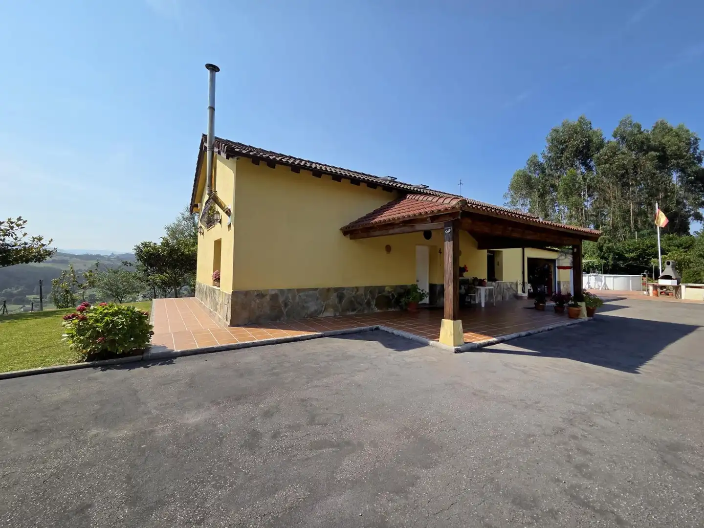 Außenansicht von Haus oder Chalet zum Verkauf in Piélagos mit Privatgarten, Terrasse und Abstellraum