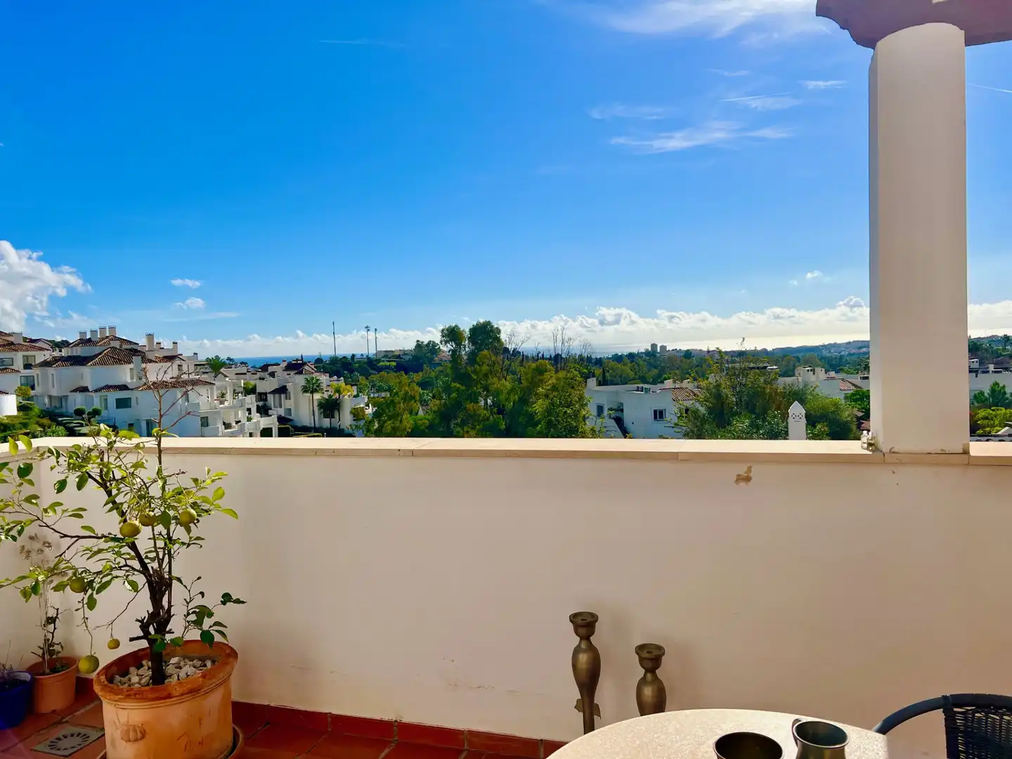 Außenansicht von Wohnungen zur Miete in Marbella mit Klimaanlage, Terrasse und Schwimmbad