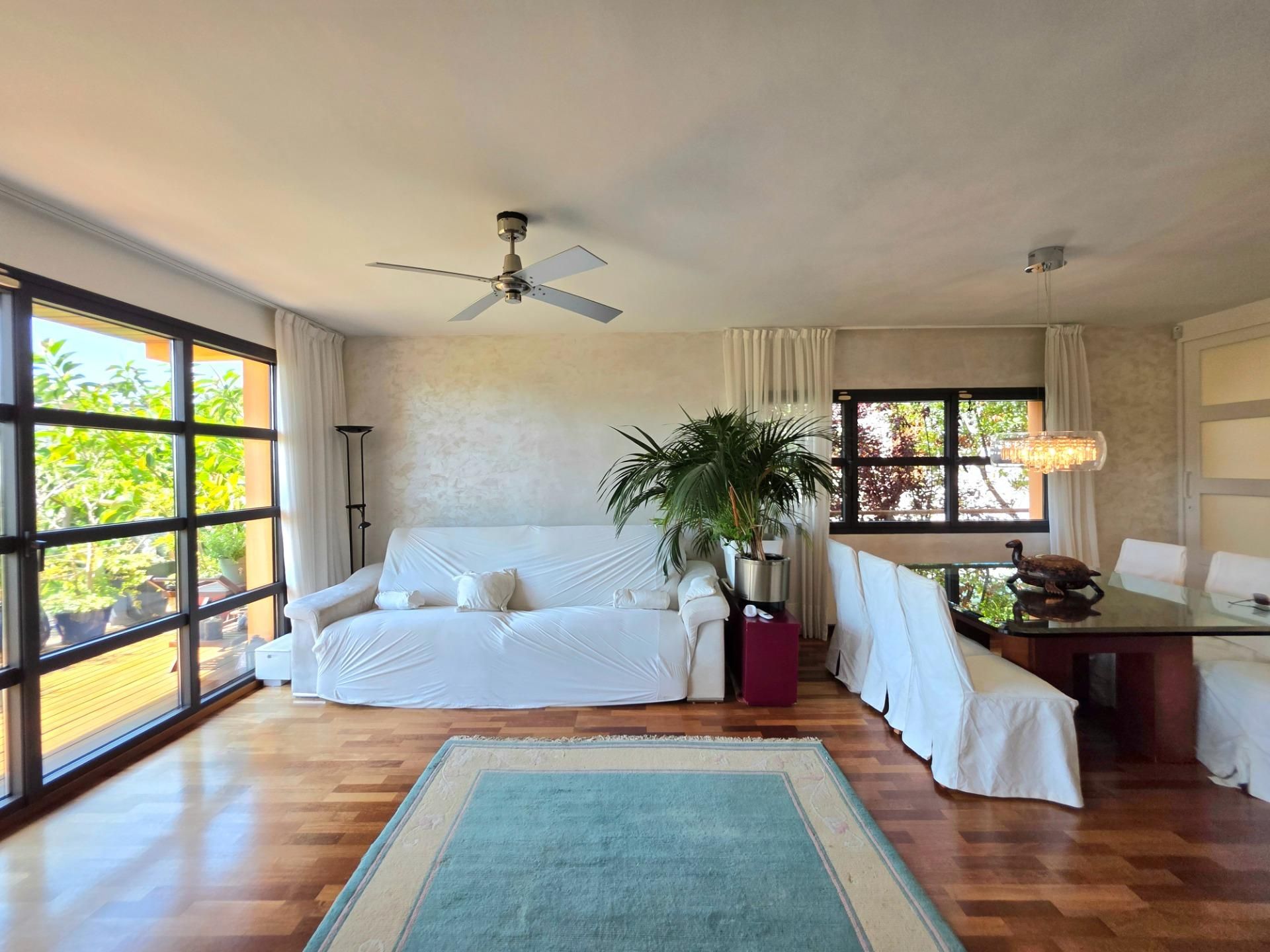 Sala d'estar de Casa o xalet en venda en Castelldefels amb Aire condicionat, Calefacció i Jardí privat