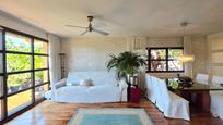 Sala d'estar de Casa o xalet en venda en Castelldefels amb Aire condicionat, Calefacció i Jardí privat