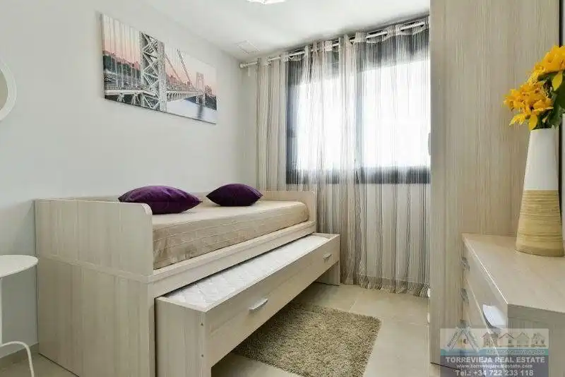 Habitación de Apartamento en venta en Torrevieja con Aire acondicionado, Terraza y Piscina