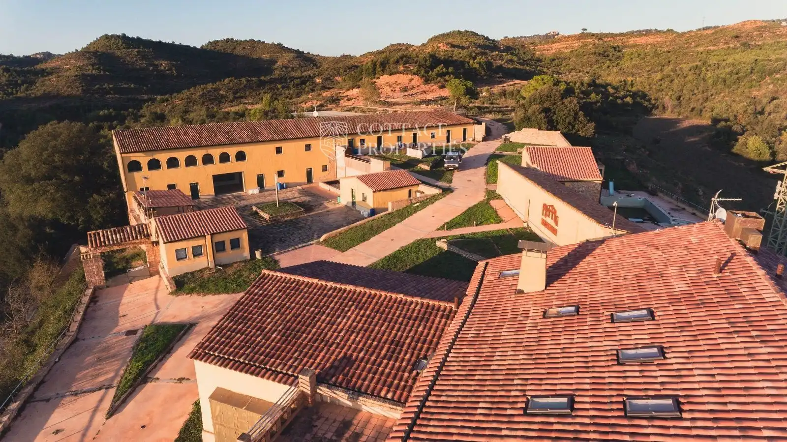 Vista exterior de Finca rústica en venda en Sant Llorenç Savall amb Calefacció i Piscina