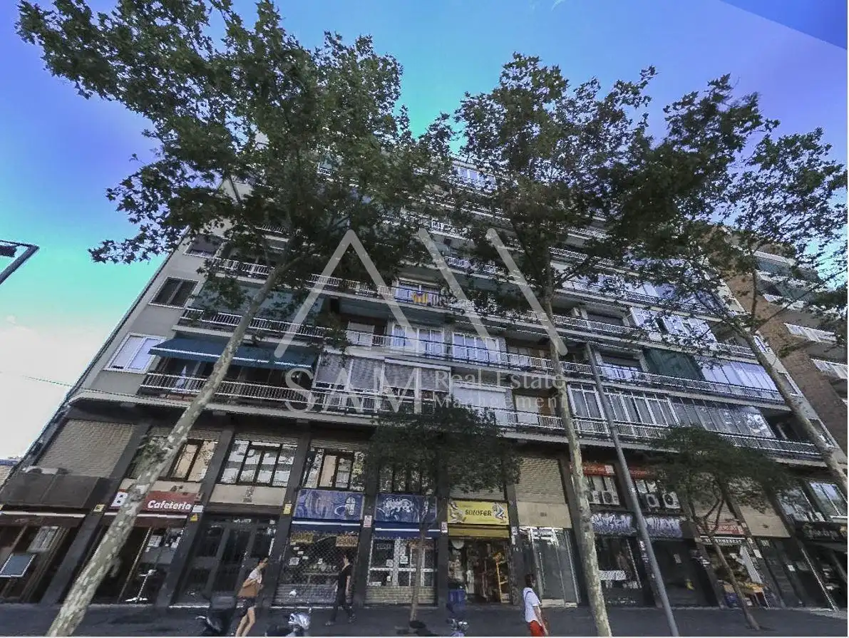 Vista exterior de Piso en venta en Barcelona con Balcón