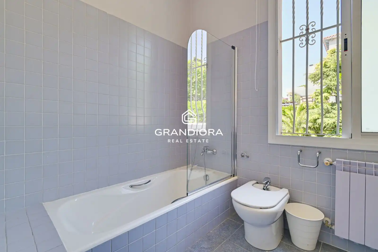 Bathroom of Houses for sale in El Masnou  with Air Conditioner, Terrace and Swimming Pool