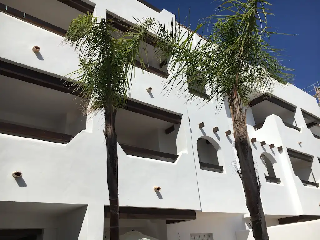 Außenansicht von Wohnung zum Verkauf in Rota mit Klimaanlage, Terrasse und Gemeinschaftspool