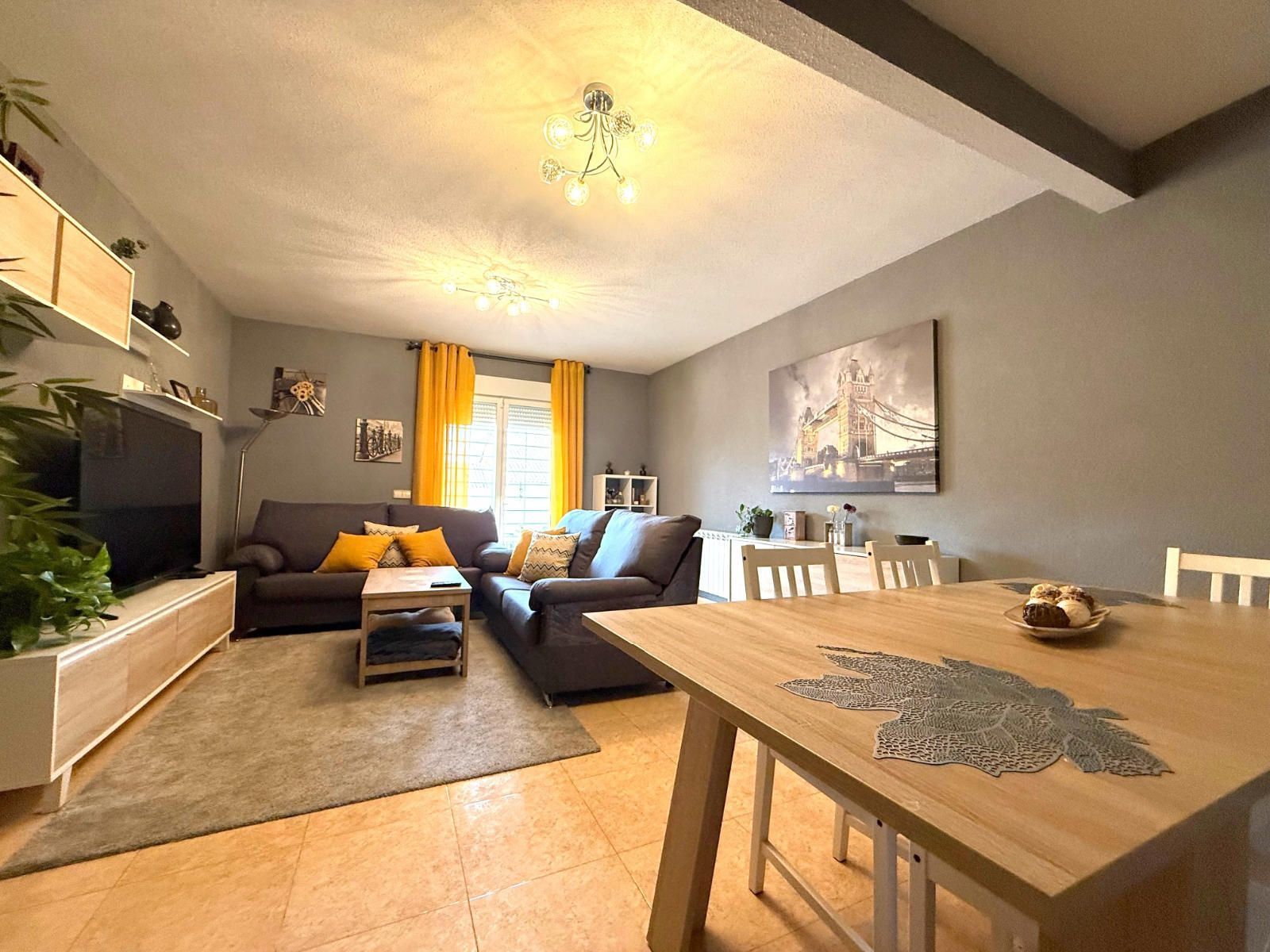 Sala d'estar de Casa adosada en venda en Pioz amb Aire condicionat, Calefacció i Jardí privat