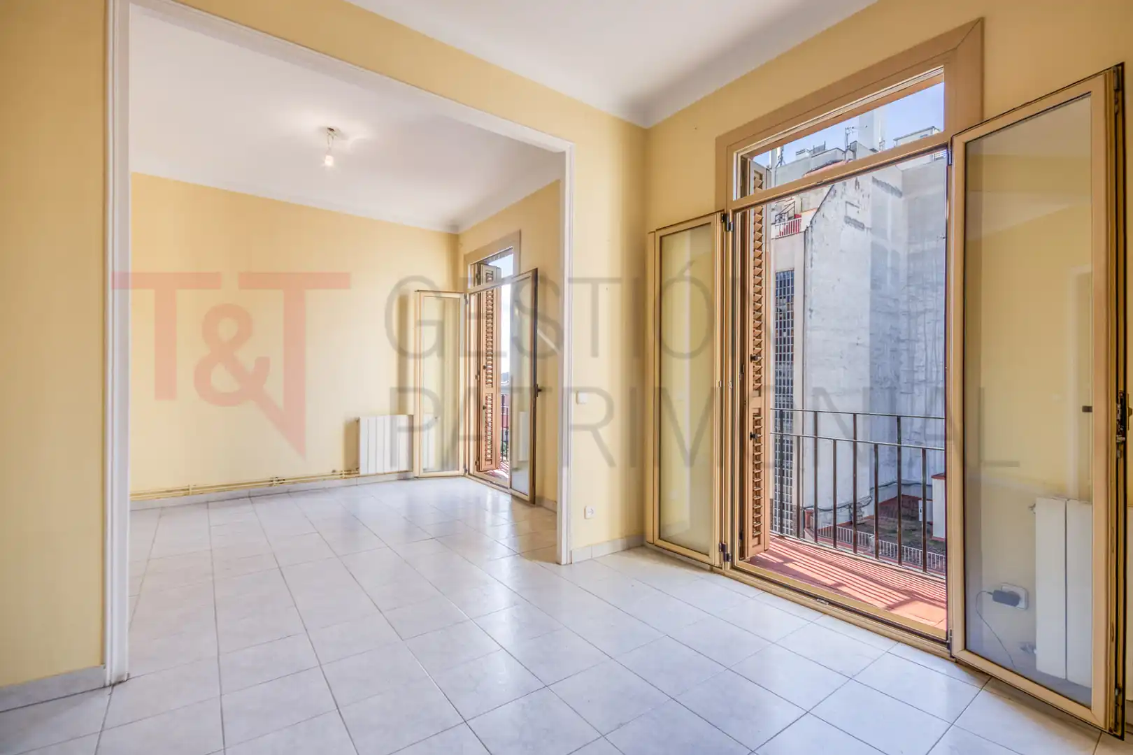 Exterior view of Flat for sale in  Barcelona Capital  with Heating, Oven and Balcony