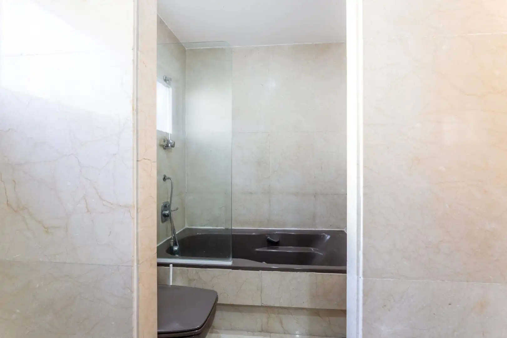 Baño de Casa adosada en venta en Madrid con Aire acondicionado, Calefacción y Jardín privado