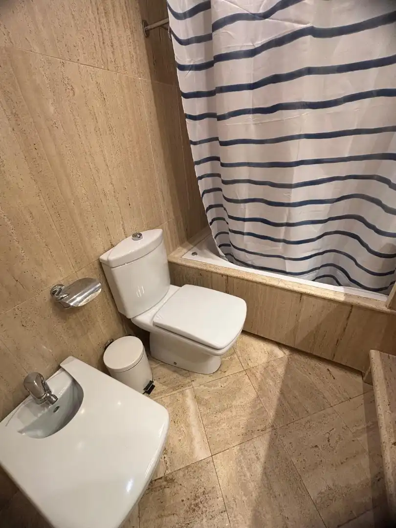 Badezimmer von Wohnung zur Miete in Valencia mit Klimaanlage, Heizung und Möbliert