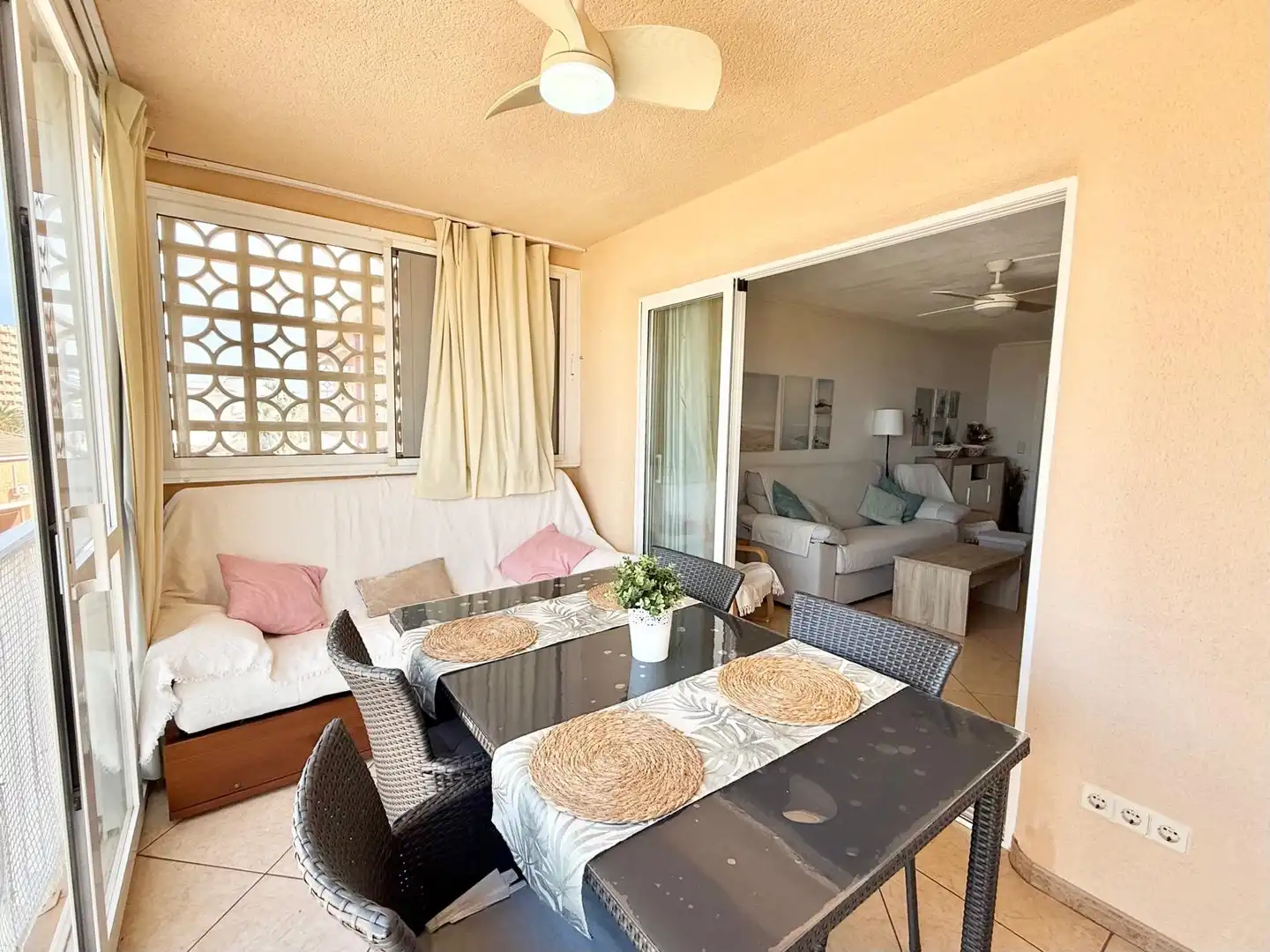 Terraza de Apartamento de alquiler en La Manga del Mar Menor con Aire acondicionado, Calefacción y Piscina