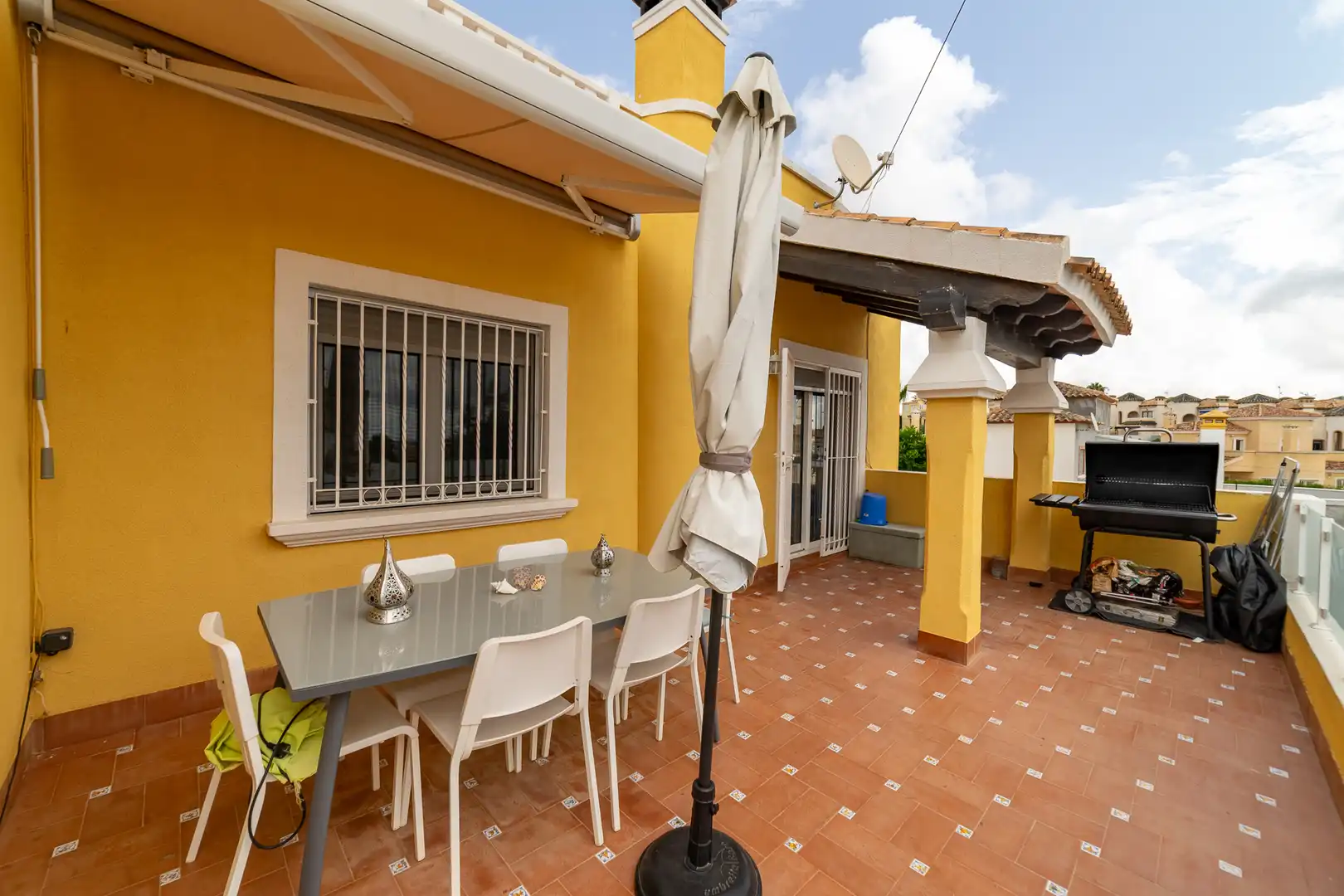 Terrassa de Casa o xalet en venda en San Miguel de Salinas amb Aire condicionat, Jardí privat i Terrassa