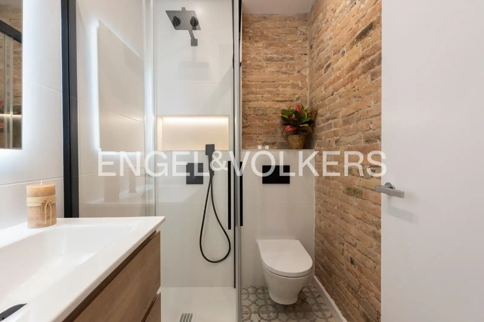 Badezimmer von Wohnungen zum Verkauf in Barcelona mit Klimaanlage, Heizung und Parkett
