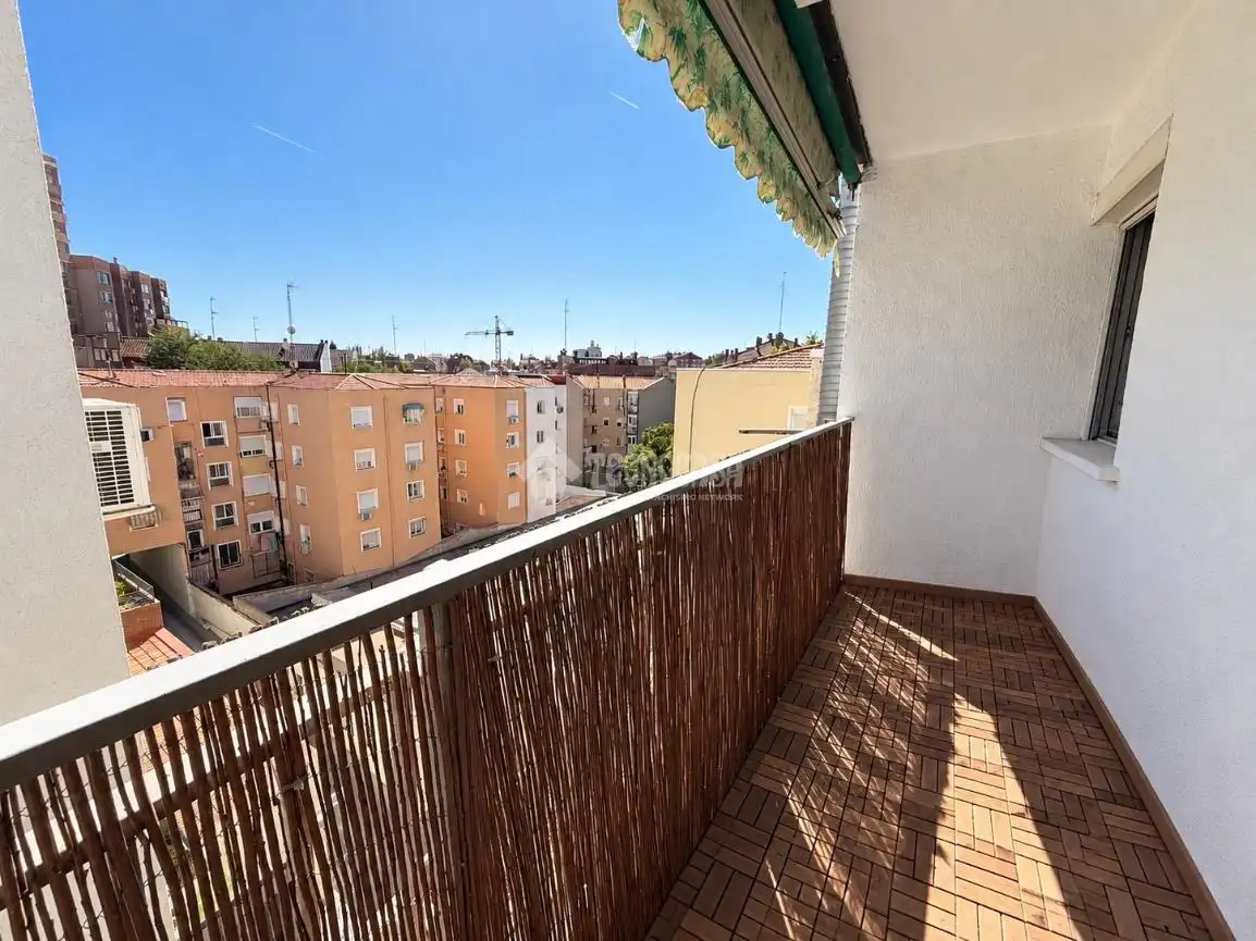 Dormitori de Pis en venda en Madrid amb Calefacció, Terrassa i Traster