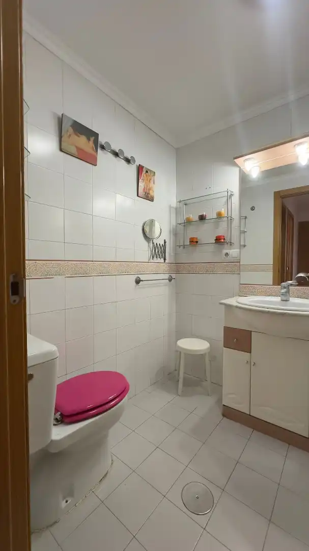 Badezimmer von Wohnung zum Verkauf in Camas mit Klimaanlage