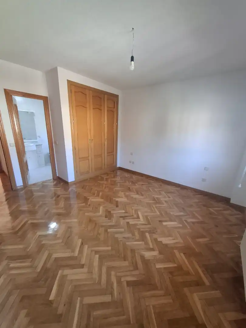 Habitación de Casa adosada de alquiler en Villaviciosa de Odón con Aire acondicionado, Calefacción y Jardín privado