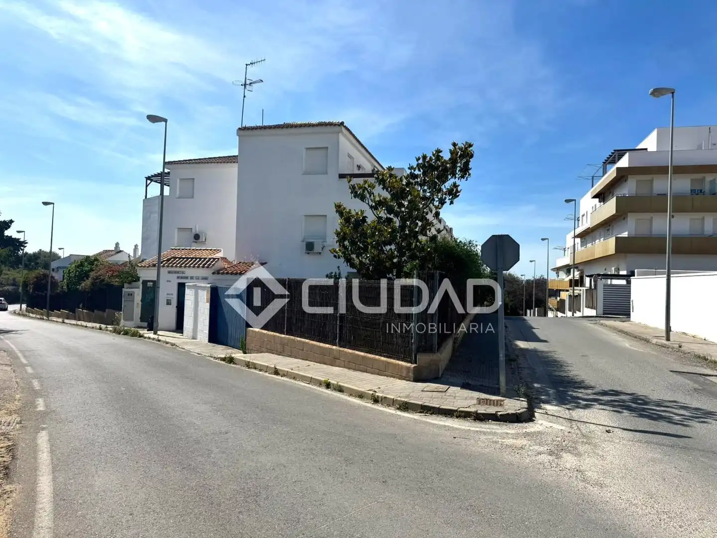 Vista exterior de Dúplex en venda en Sanlúcar de Barrameda amb Terrassa, Traster i Piscina comunitària