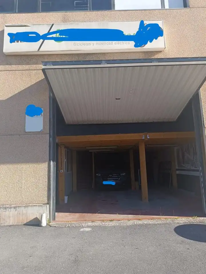 Parkplatz von Fabrikhallen zur Miete in Urduliz