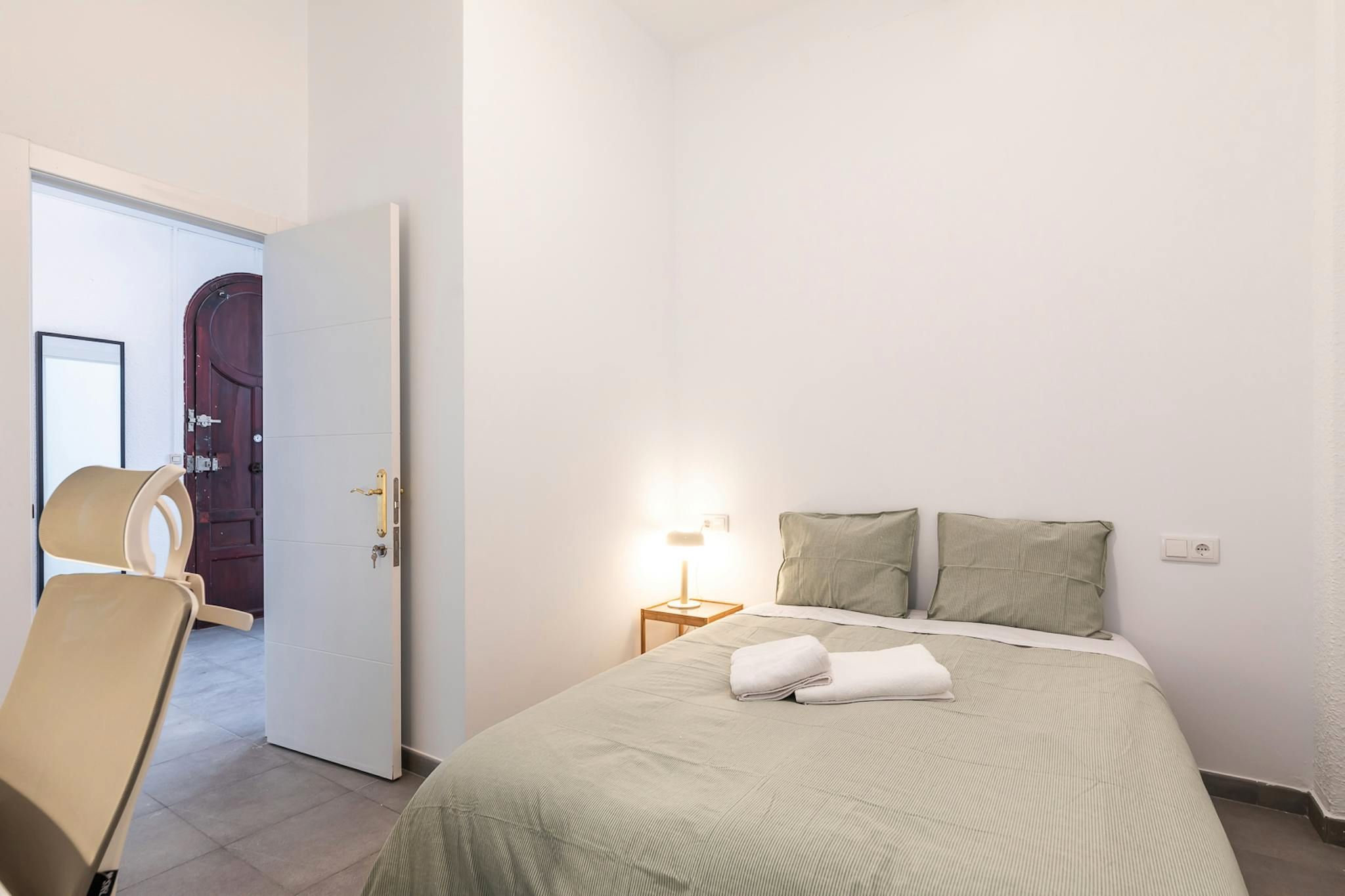 Bedroom of Flat to share in  Valencia Capital  with Heating, Washing machine and Balcony