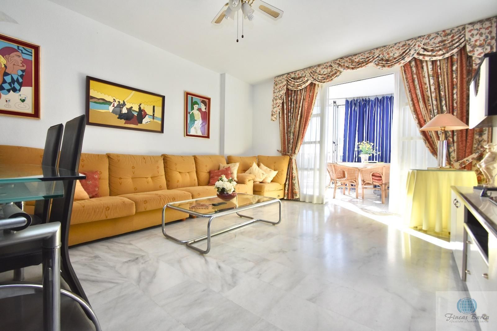 Sala de estar de Piso en venta en Fuengirola con Terraza y Piscina comunitaria