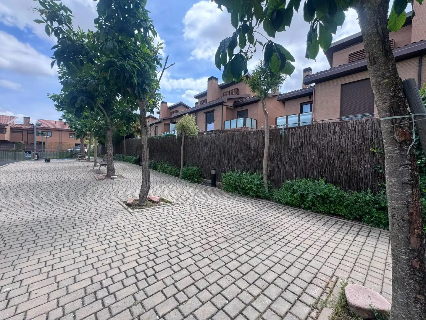 Vista exterior de Casa adosada en venta en Yebes con Calefacción, Balcón y Piscina comunitaria