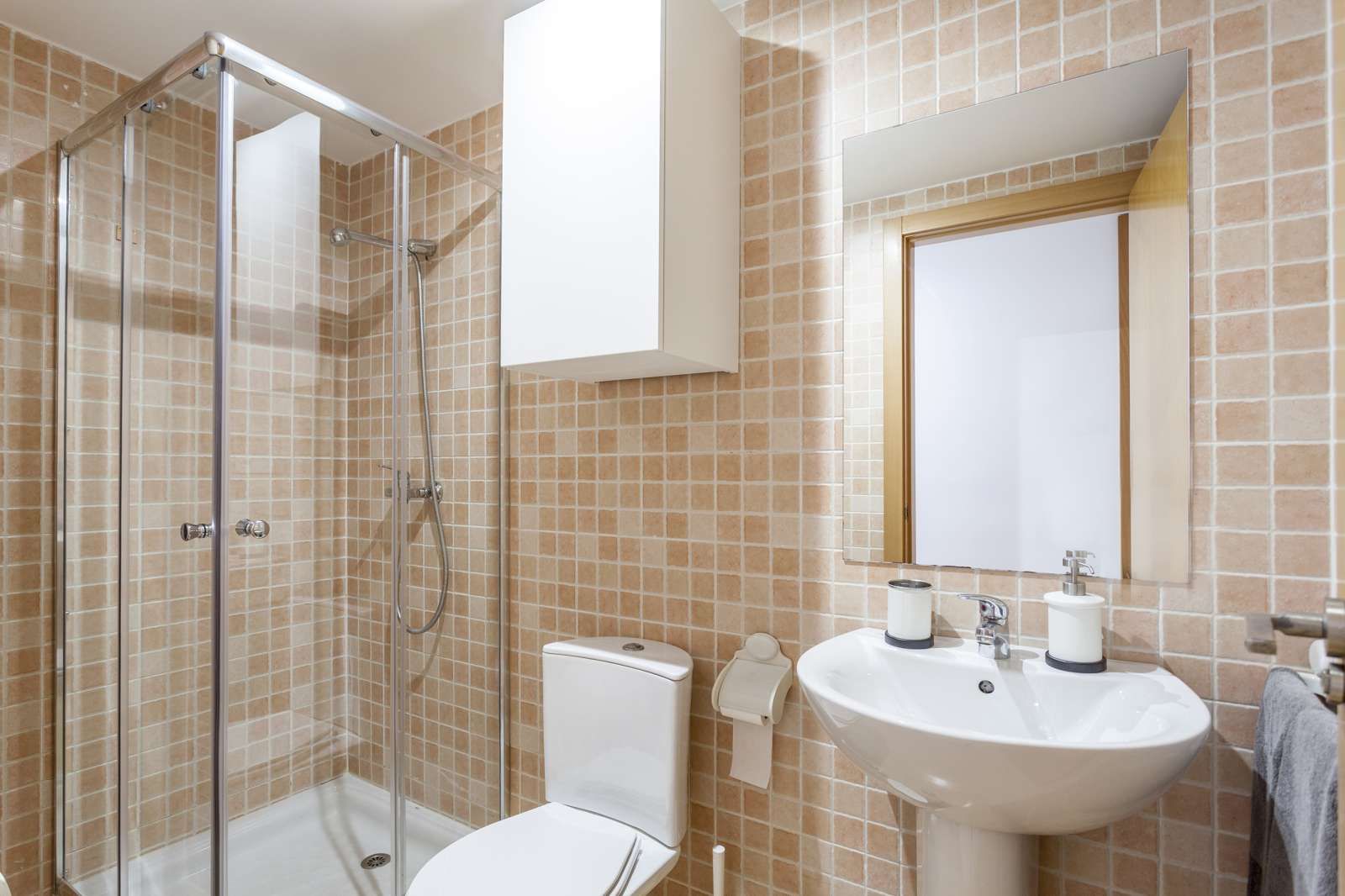 Bathroom of Apartment to share in  Valencia Capital  with Air Conditioner, Heating and Terrace