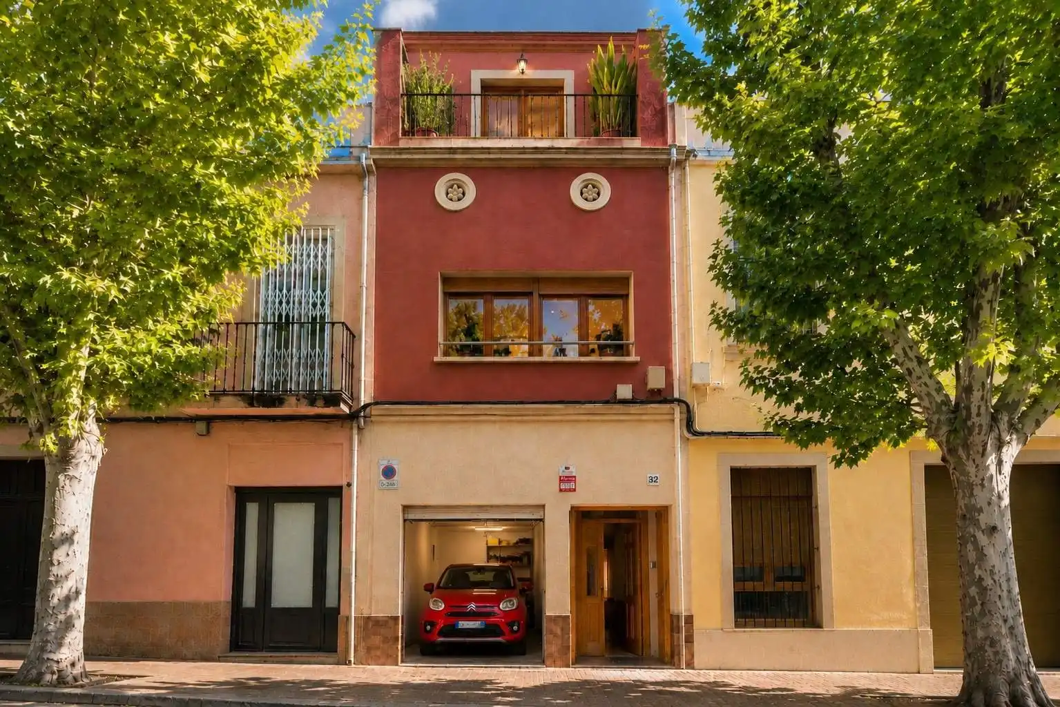 Vista exterior de Casa o xalet en venda en Badalona amb Aire condicionat, Calefacció i Jardí privat