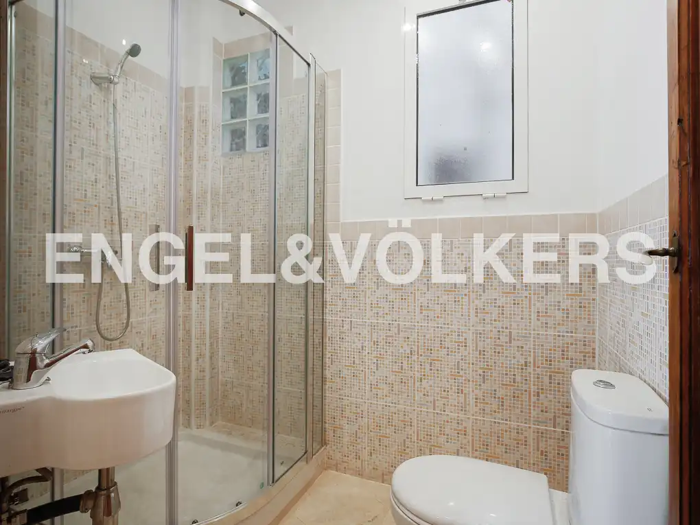 Bany de Apartament de lloguer en Valencia amb Aire condicionat, Calefacció i Moblat
