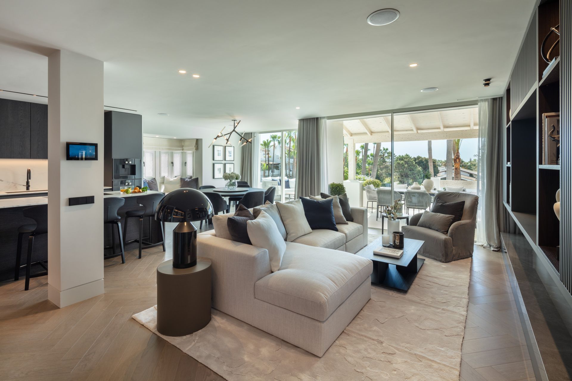 Sala d'estar de Dúplex en venda en Marbella amb Aire condicionat, Terrassa i Traster