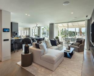 Sala d'estar de Dúplex en venda en Marbella amb Aire condicionat, Terrassa i Balcó