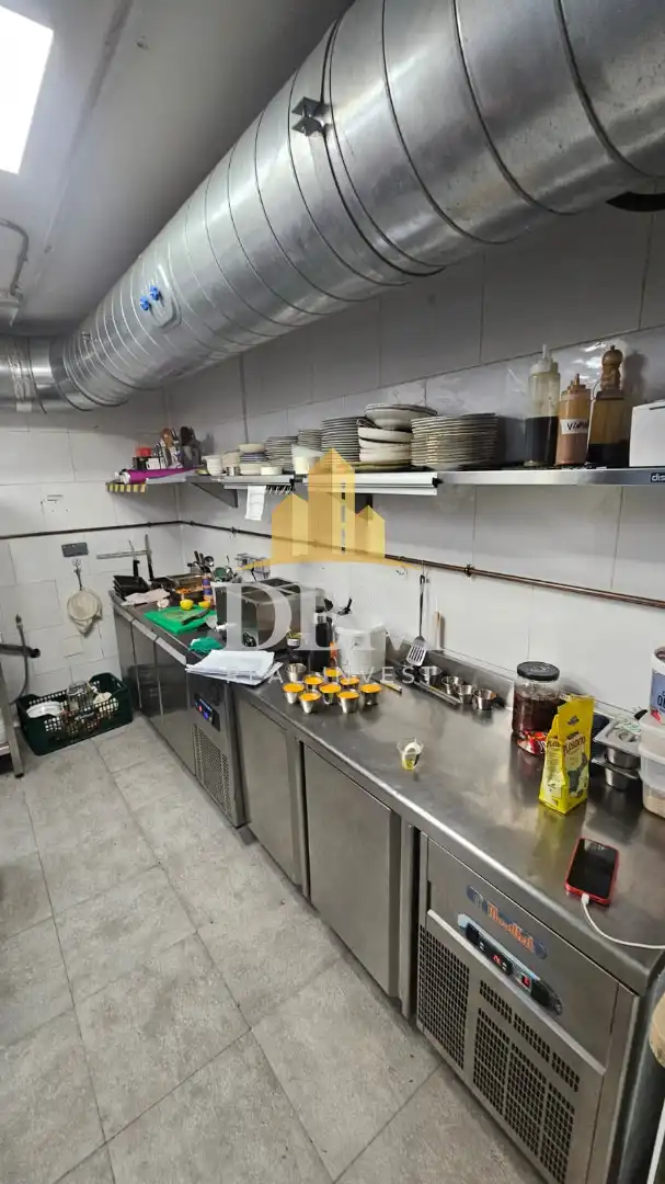 Cuina de Local en traspas en Barcelona amb Aire condicionat, Calefacció i Terrassa