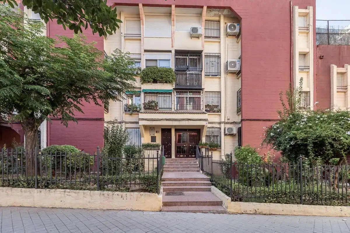 Vista exterior de Pis en venda en Granada amb Calefacció i Balcó