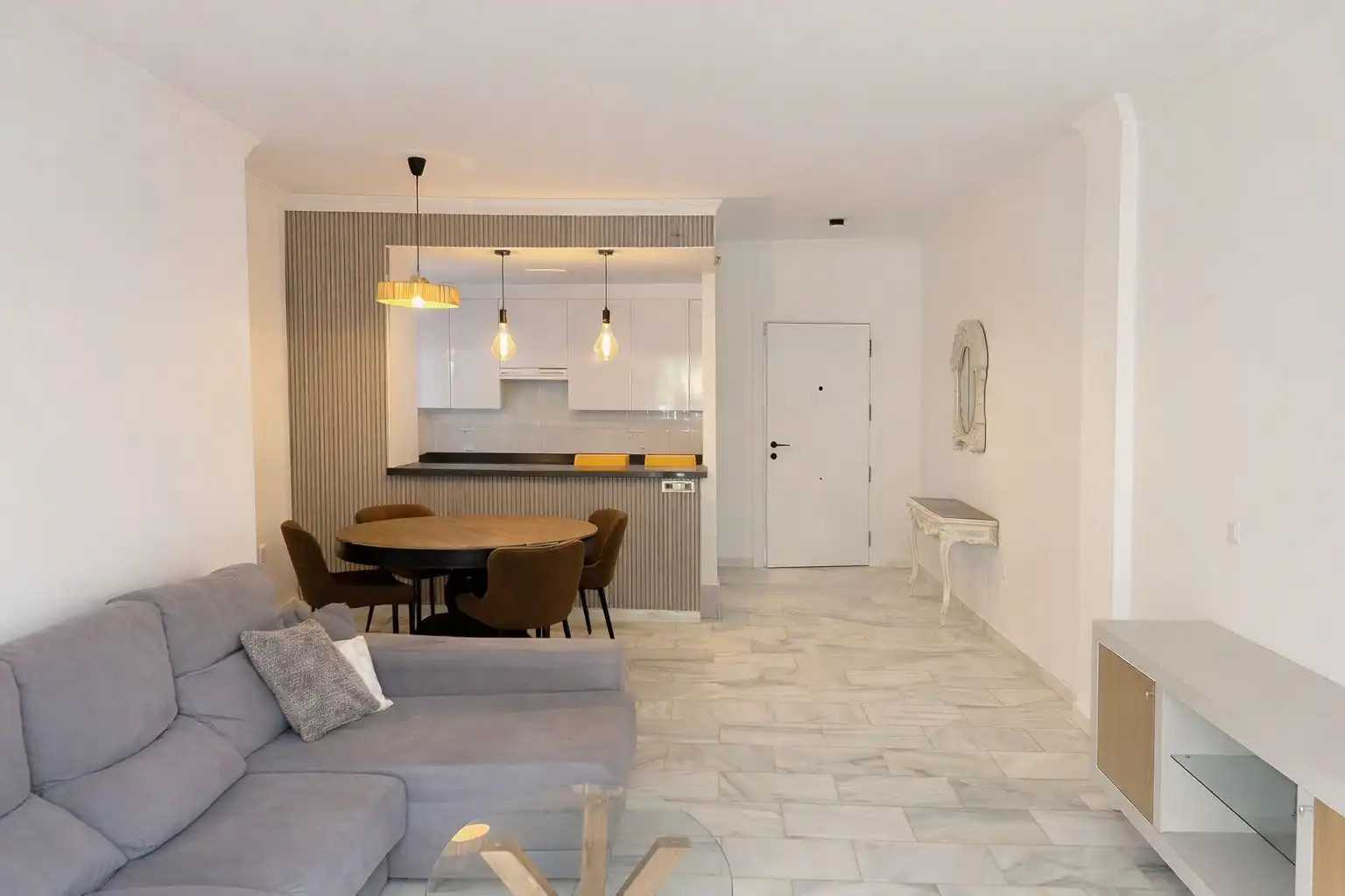 Sala de estar de Apartamento de alquiler en Marbella con Aire acondicionado, Jardín privado y Terraza