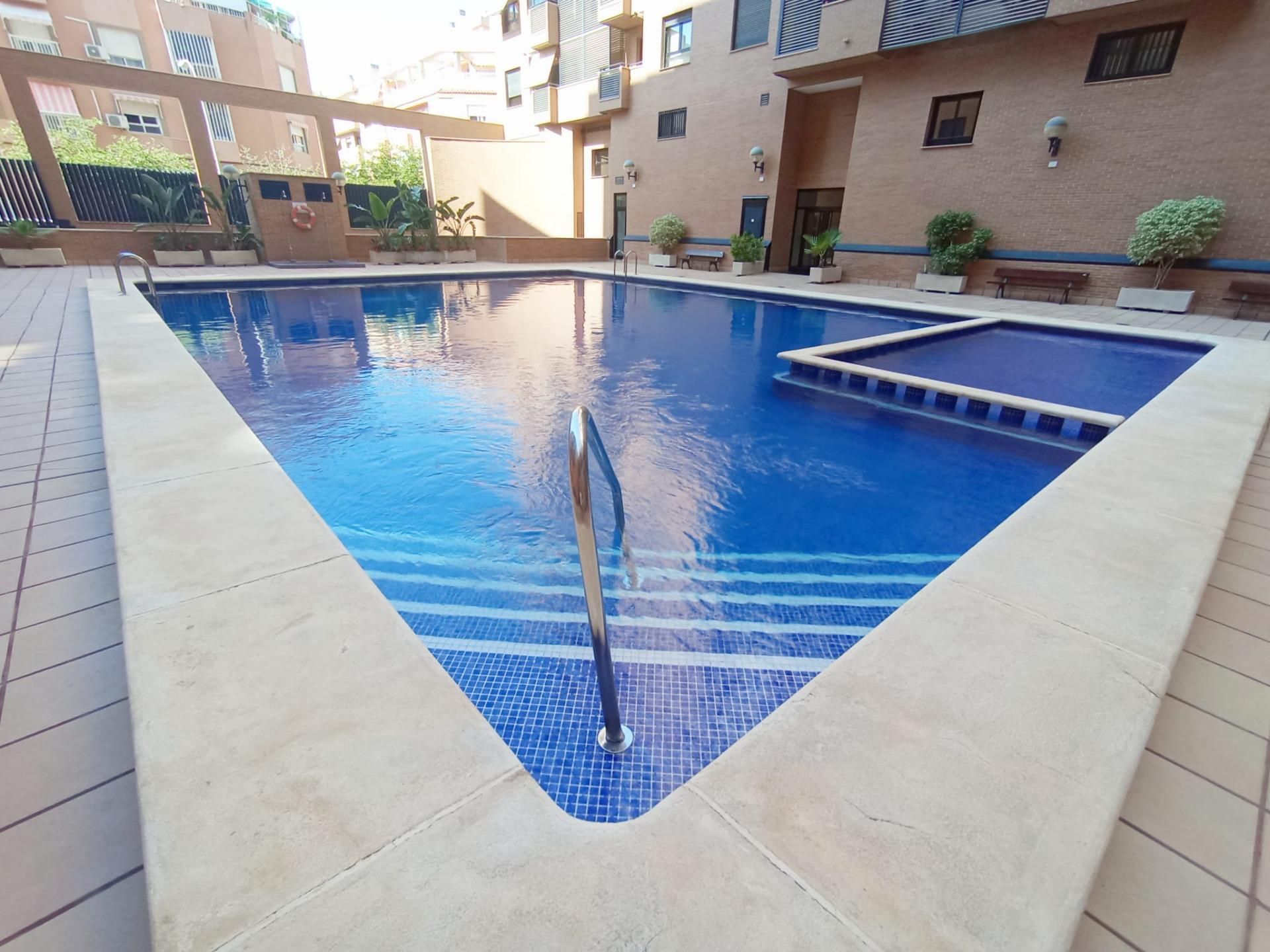 Piscina de Pis en venda en Alicante / Alacant amb Aire condicionat, Calefacció i Jardí privat