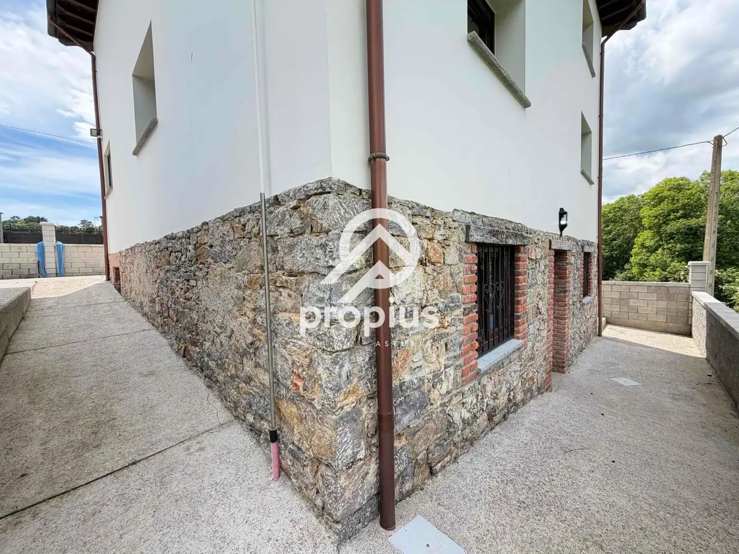 Vista exterior de Casa o xalet en venda en Sariego amb Calefacció, Parquet i Traster