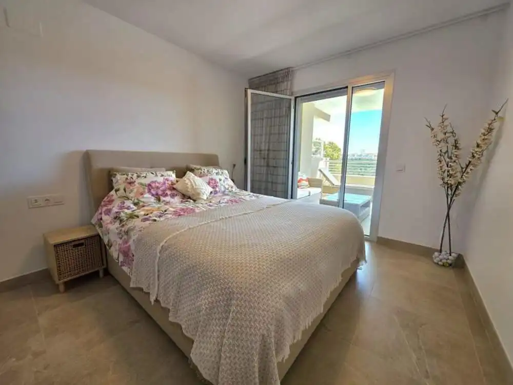 Dormitori de Apartament de lloguer en Estepona amb Aire condicionat, Terrassa i Piscina